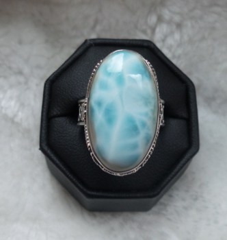 Zilveren ring met Larimar gezet in bewerkte setting 18 mm